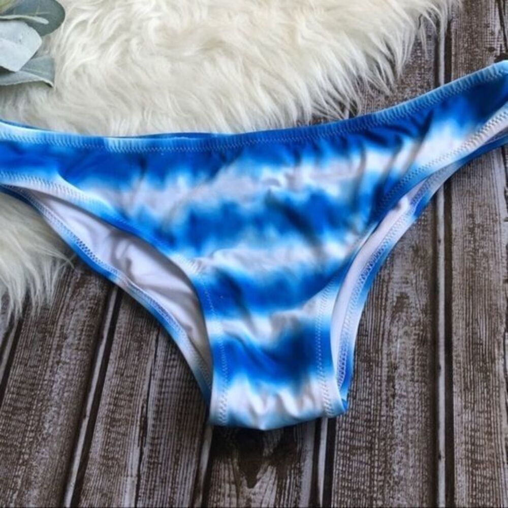 Cupshe blue and white tie dye swim bottoms small